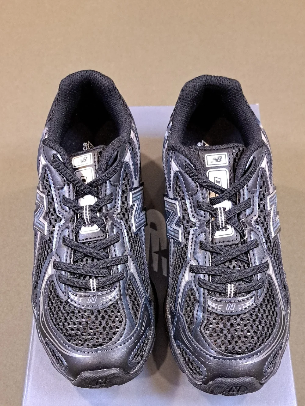 New Balance Kids 740 Bungee Lace - Color: Black/Silver Metallic - Size: Kids 1.5